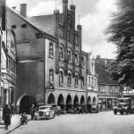 Marktplatz 1937 mit Rathaus und Autos